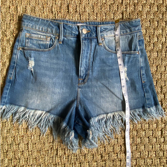 Good American Jean Shorts Bombshell Denim Fringe size 29 medium wash high rise - Picture 3 of 5